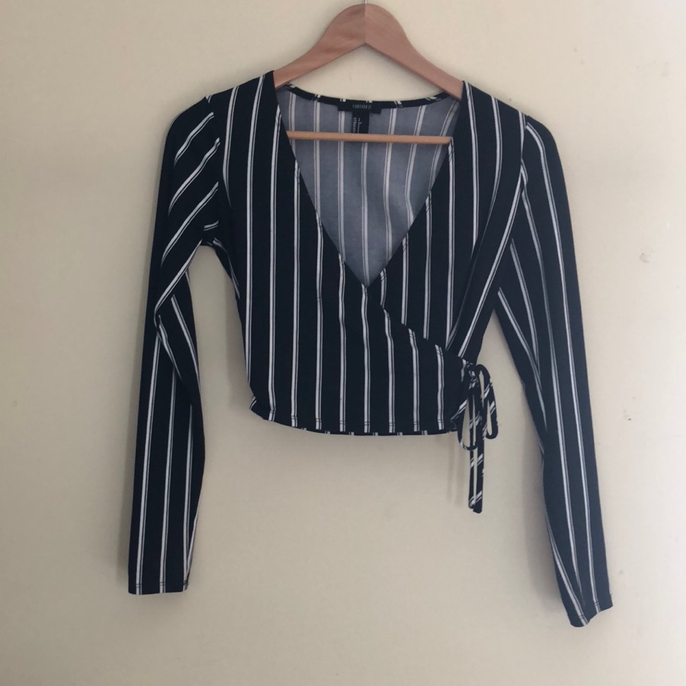 Black striped crop top - Picture 2 of 3